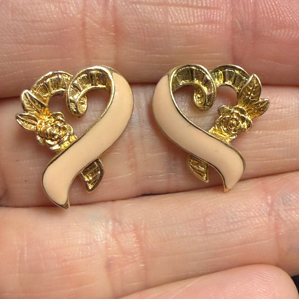 Vintage Avon Gold Tone Peach Enamel Heart Ribbon Rose Stud Earrings‎